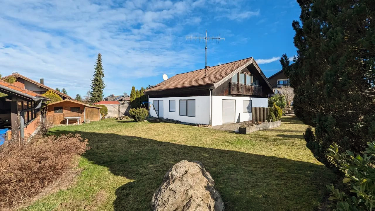 Ansicht eines 2-stöckigen Ferienhauses mit Ferienwohnung und sehr großem eingezäunten Garten und 2 Terassen