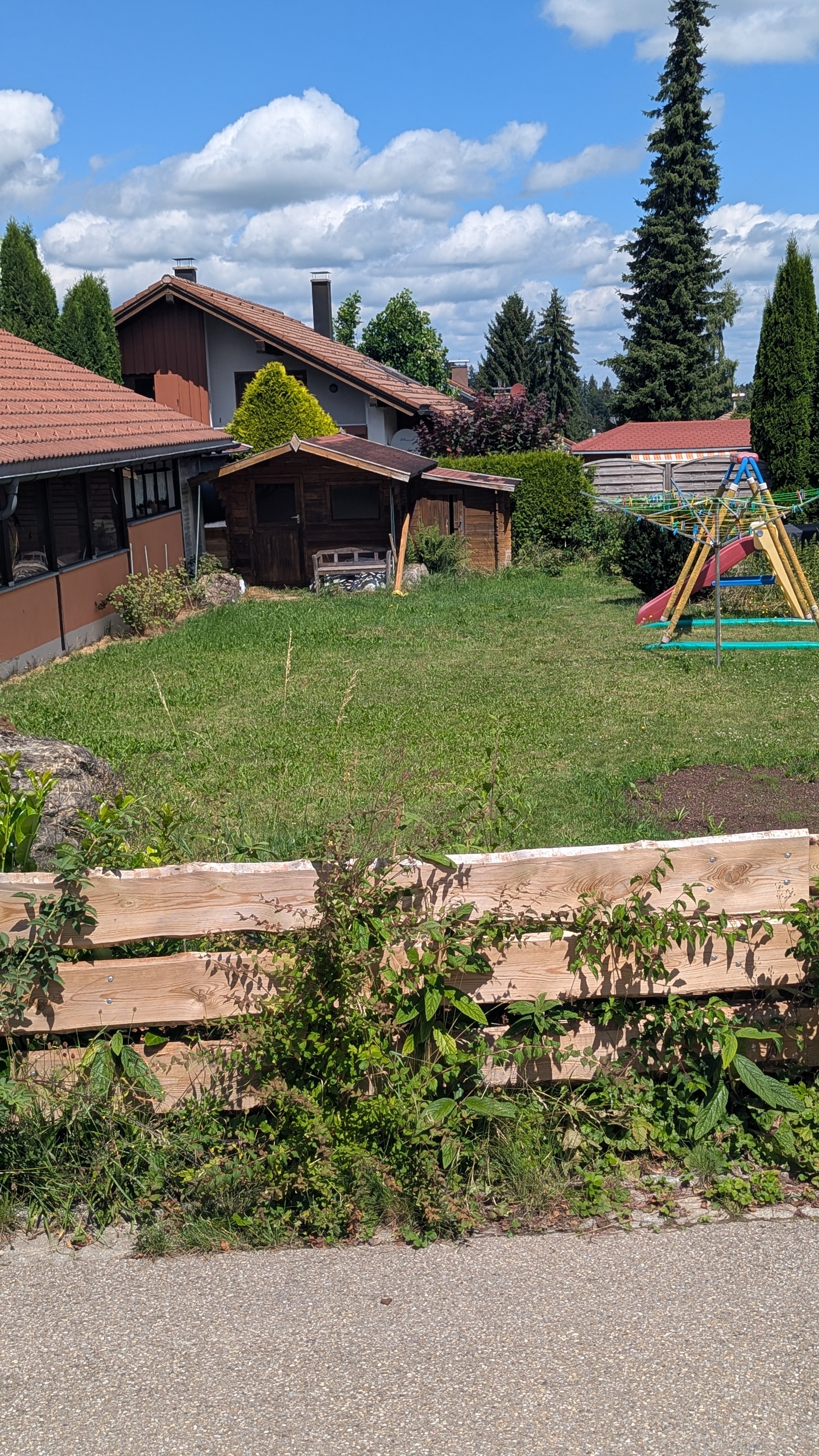 Eingezäunter Garten für Hunde und Kinder
