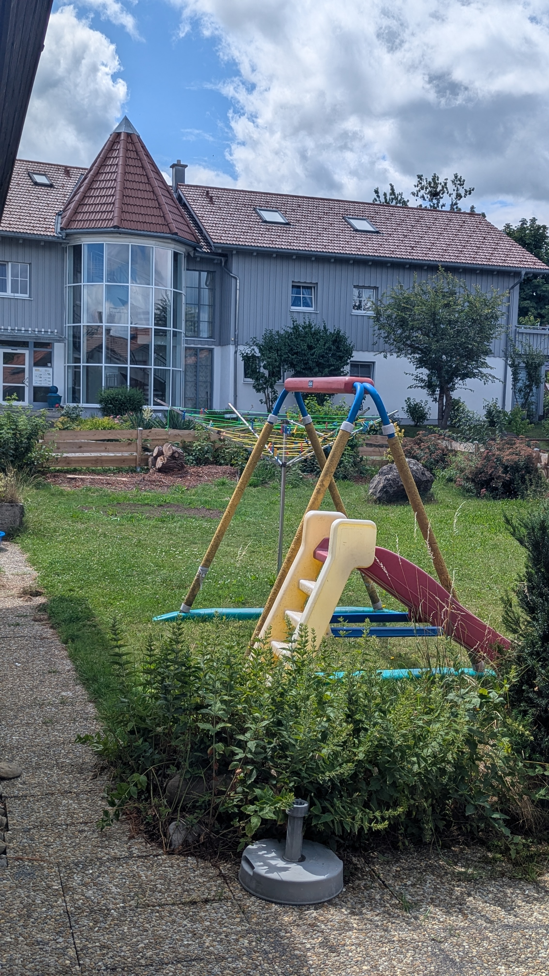 Blick auf den Garten von der Terasse aus