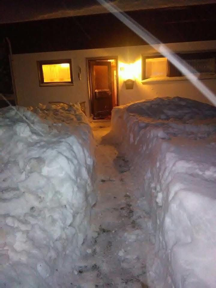 Eingangsvereich Ferienhaus mit über einem Meter Schnee