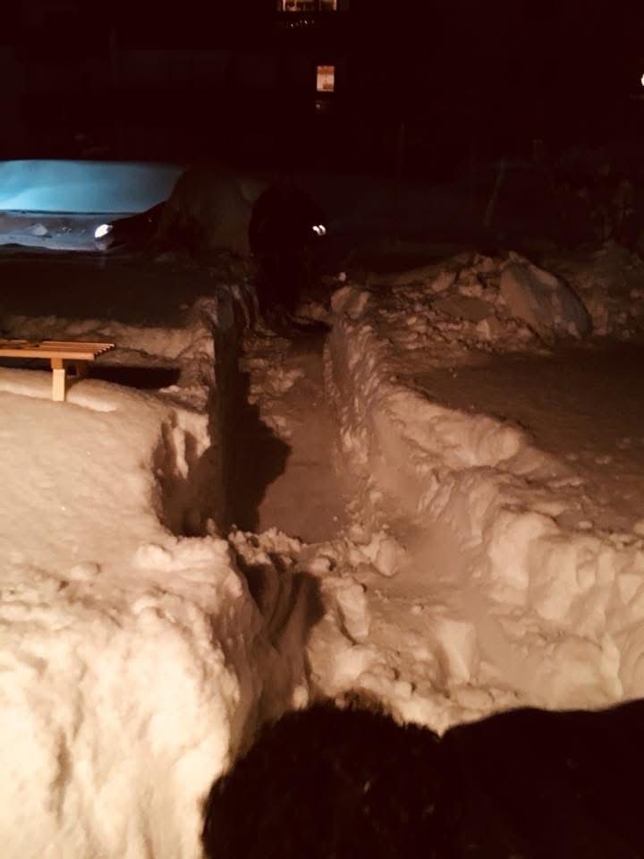 Eingangsvereich Ferienhaus mit über einem Meter Schnee