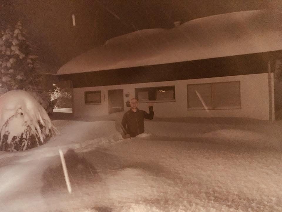 Schnee schippen im Winter im Allgäu